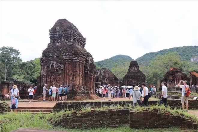 Turistas visitan el Santuario de My Son, un patrimonio cultural mundial en Vietnam (Foto: VNA)