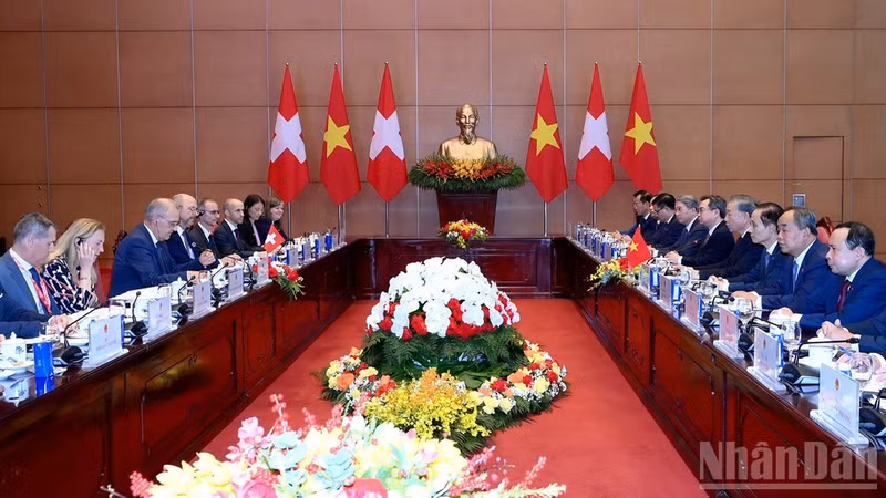 El secretario general del Partido Comunista de Vietnam y presidente del país, To Lam, sostiene conversaciones con el presidente de Suiza, Guy Parmelin. (Foto: nhandan.vn)