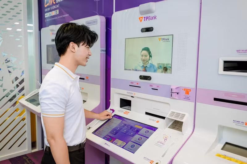 Clientes que utilizan el servicio LiveBank 24/7 del banco Tien Phong TP Bank. (Foto: TPBank)