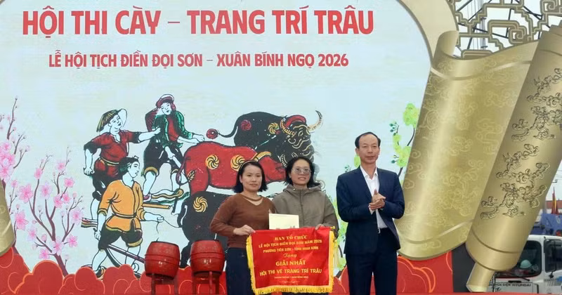 El comité organizador otorga el primer premio a la pintora Nguyen Thi My Dung. 