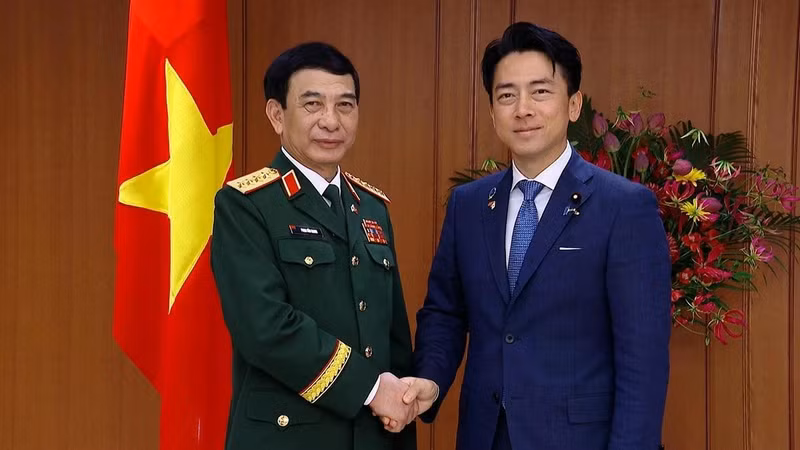 El general Phan Van Giang, miembro del Buró Político, viceprimer ministro y titular de Defensa vietnamita, (izquierda) y el ministro japonés de Defensa, Shinjiro Koizumi.