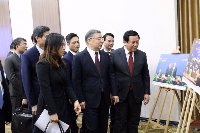 Delegados vietnamitas y chinos visitan una exposición fotográfica celebrada con motivo del XX Seminario Teórico entre el PCV y el PCCh. (Foto: VNA)