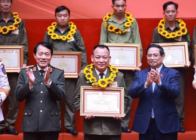 El primer ministro de Vietnam, Pham Minh Chinh, entrega certificados de mérito a colectivos e individuos destacados (Foto: VNA)