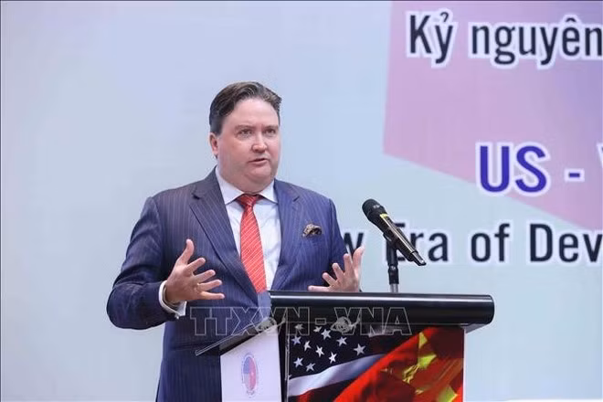 El embajador de Estados Unidos en Vietnam, Marc E. Knapper, interviene en la conferencia. Foto: VNA