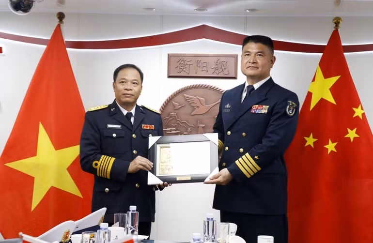El coronel Do Minh entrega un obsequio al coronel Han Feng.