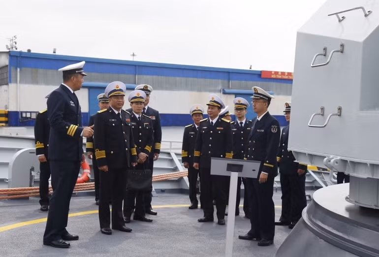 La delegación de la Armada Popular de Vietnam visita el buque número 568 de la Armada china.