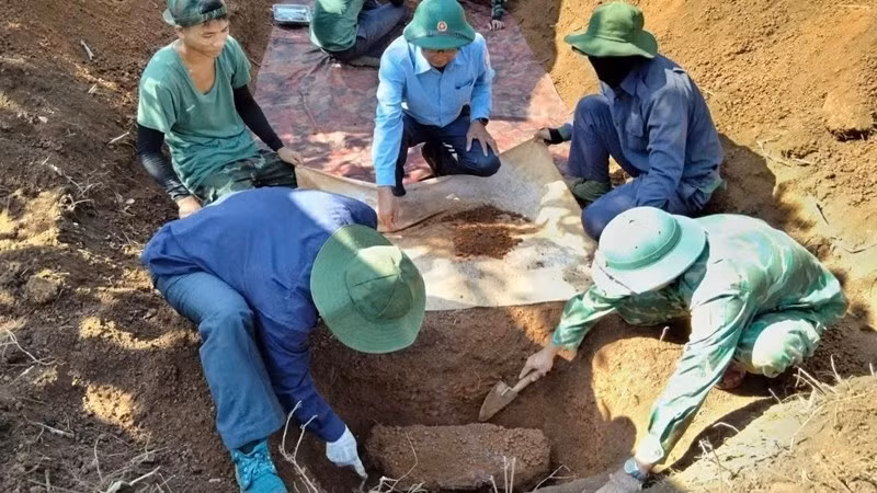 El Equipo K52 se coordina con las fuerzas funcionales para organizar la búsqueda y recuperación de restos de mártires en la zona de la aldea Bi, en la comuna de Ia Dom. (Foto: Nguyen Hoang)