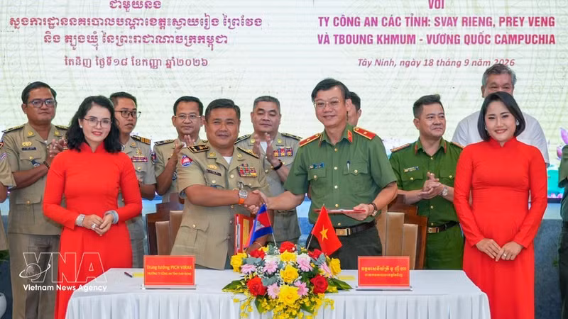 La Policía de Tay Ninh y el Departamento de Policía Provincial de Svay Rieng Camboya firmaron un memorando de cooperación (Fuente: VNA)