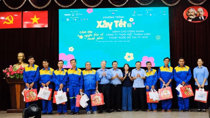 Periódico Nhan Dan entrega regalos a trabajadores en Ciudad Ho Chi Minh.