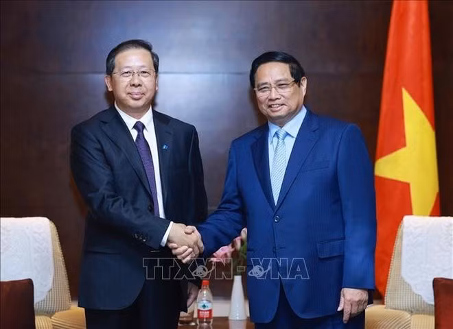 El primer ministro de Vietnam, Pham Minh Chinh, y el presidente de la junta directiva de la corporación Huadian, Peng Gangbing. (Foto: VNA)