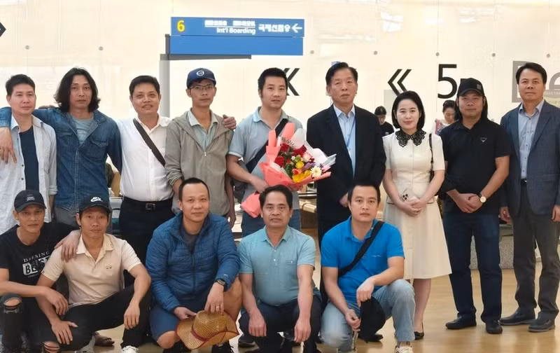 Funcionarios de la Embajada de Vietnam en Corea del Sur se reúnen con los marineros y los despiden antes de su partida rumbo a Vietnam. (Foto: Embajada de Vietnam en Corea del Sur)