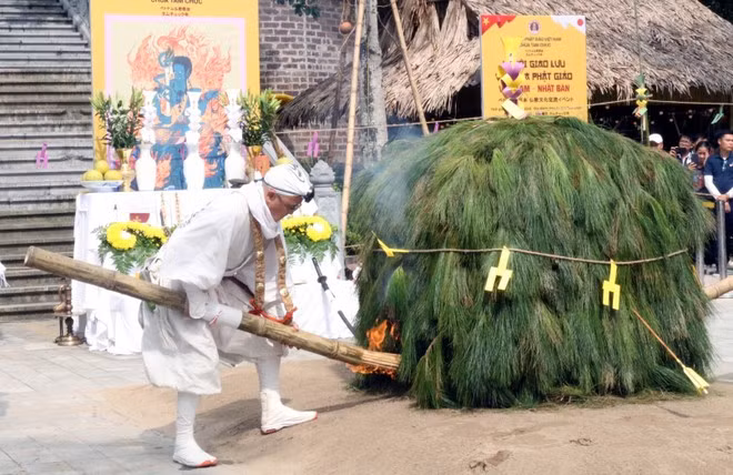 El momento destacado del festival fue la realización del ritual “Hoa Tinh” (Goma) por parte de una delegación de monjes budistas japoneses. (Foto: VNA)