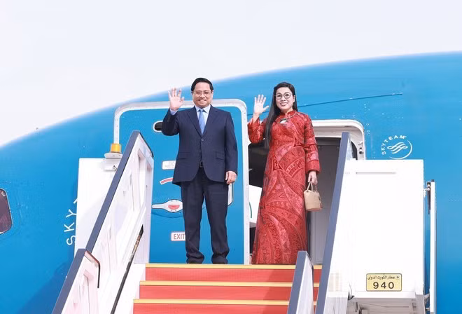 El primer ministro de Vietnam, Pham Minh Chinh, y su cónyuge llegan a Kuwait para iniciar una visita oficial. (Foto: VNA)