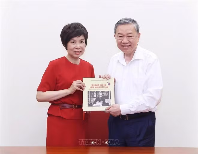 La directora general de VNA, Vu Viet Trang, entrega al secretario general del Partido, To Lam, el libro de fotografías "100 años de periodismo revolucionario vietnamita (1925-2025)", compilado y publicado por la Editorial de la Agencia Vietnamita de Noticias (10 de junio de 2025). Foto: VNA