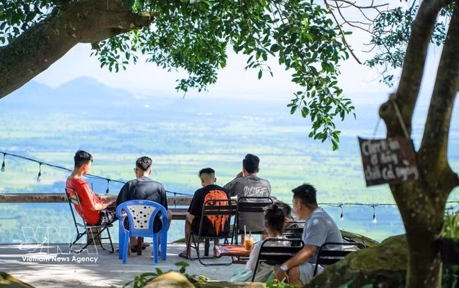 Turistas admiran la majestuosa vista panorámica de la región de las Siete Montañas de An Giang. (Fuente: VNA)