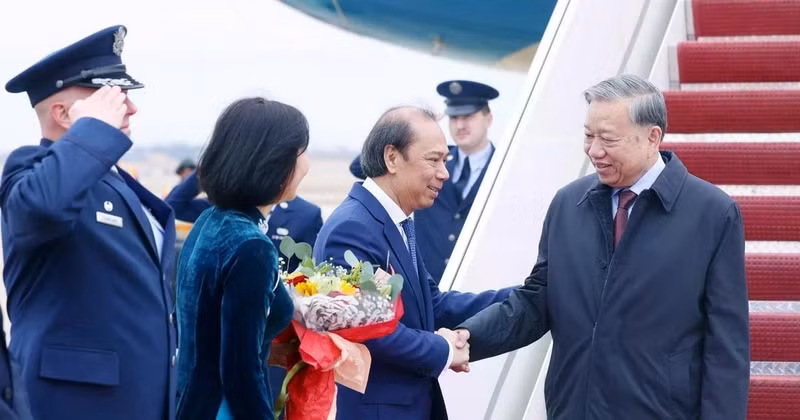 El secretario general del Partido Comunista de Vietnam, To Lam, llega a la base aérea Andrews. Foto: VNA