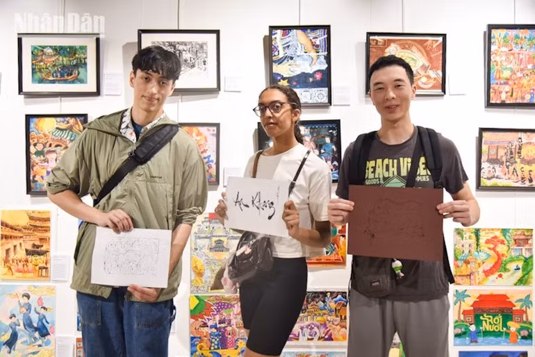 Amigos franceses exploran la cultura vietnamita.