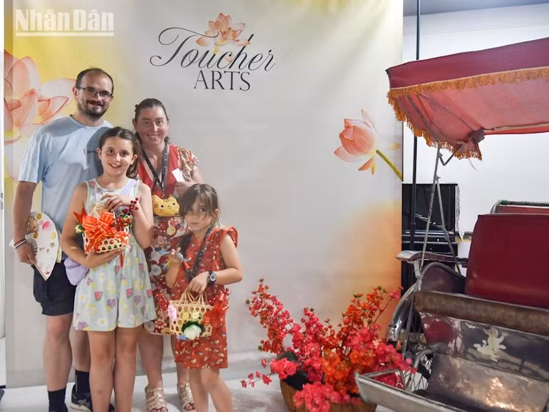 Una familia francesa visita el evento.