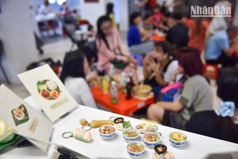 Un stand de gastronomía vietnamita atrae a muchos visitantes.