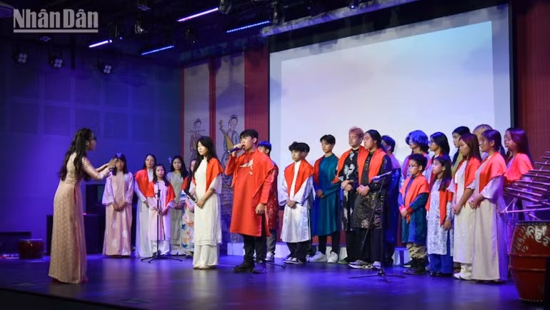 El programa artístico "Vietnam brillante" muestra tanto la tradición como la modernidad del país, representadas por jóvenes.