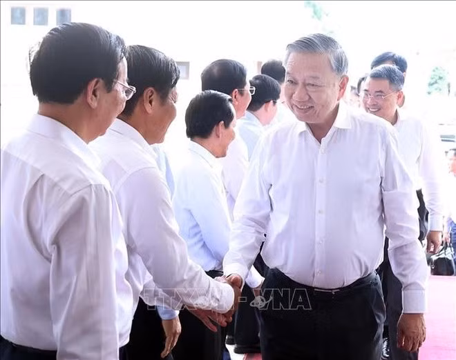 El secretario general del Partido Comunista de Vietnam, To Lam, saluda a los delegados (Foto: VNA)