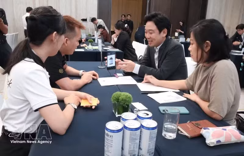 Empresas vietnamitas y surcoreanas intercambian oportunidades de cooperación en el marco del foro. Foto: