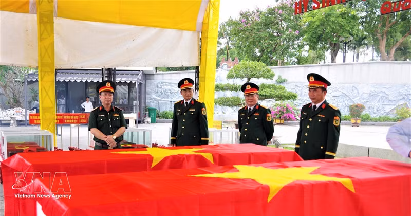 En la ceremonia de entrega y recepción de 28 restos de soldados voluntarios y expertos vietnamitas caídos en Laos (Foto: VNA)