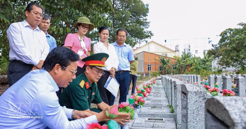 El vicepresidente del Comité Popular de la provincia de Tay Ninh, Pham Tan Hoa (izquierda), junto con la delegación de trabajo, inspecciona y revisa la información de las tumbas de mártires aún no identificados en el Cementerio de Mártires de An Tinh (barrio de An Tinh, provincia de Tay Ninh). (Fuente: VNA)