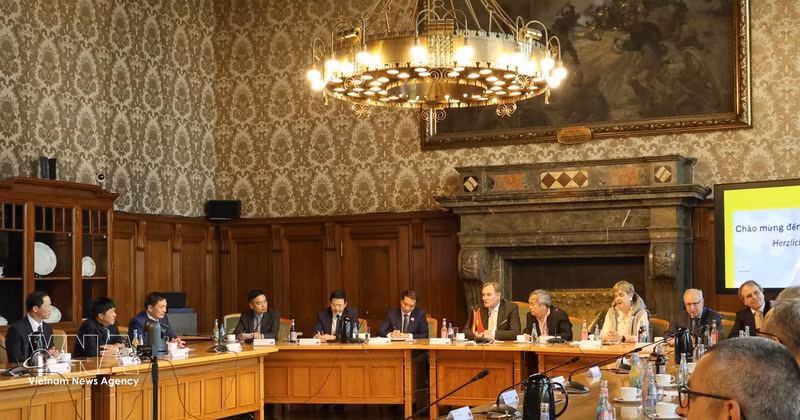 Reunión de trabajo entre la delegación del Hospital Militar 175 y el alcalde de la ciudad de Leipzig en el Ayuntamiento de Leipzig. (Foto: VNA)