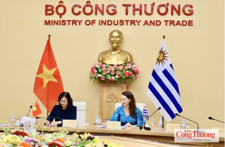 La viceministra de Industria y Comercio de Vietnam, Phan Thi Thang, y la vicecanciller uruguaya Valeria Csukasi firman el acta de la IV Reunión del Comité Mixto de Cooperación Económica, Comercial y de Inversión. (Foto: moit.gov.vn)