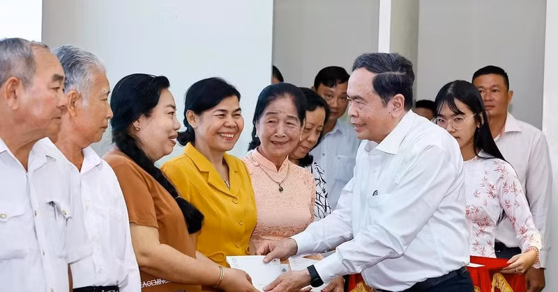 El presidente de la Asamblea Nacional, Tran Thanh Man, entrega obsequios a familias beneficiadas de políticas preferenciales en el barrio de Binh Thuy, ciudad de Can Tho. (Foto: VNA)