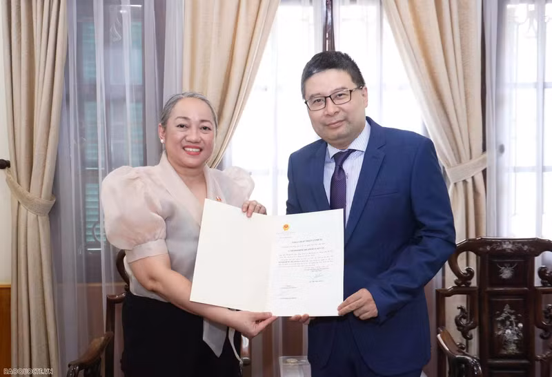 El director del Departamento Consular, Doan Hoang Minh, entrega el exequátur a la cónsul general de Filipinas en Ciudad Ho Chi Minh, Querobine Deapera Laccay.
