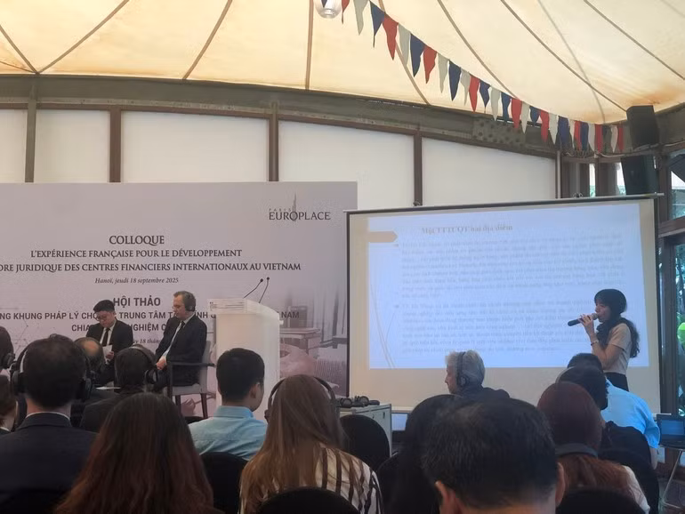 La subjefa del Departamento de Inversión Extranjera del Ministerio de Finanzas, Dao Thanh Huong, presenta contenidos destacados de la Resolución 222/2025/QH1 de la Asamblea Nacional de Vietnam sobre el tema.