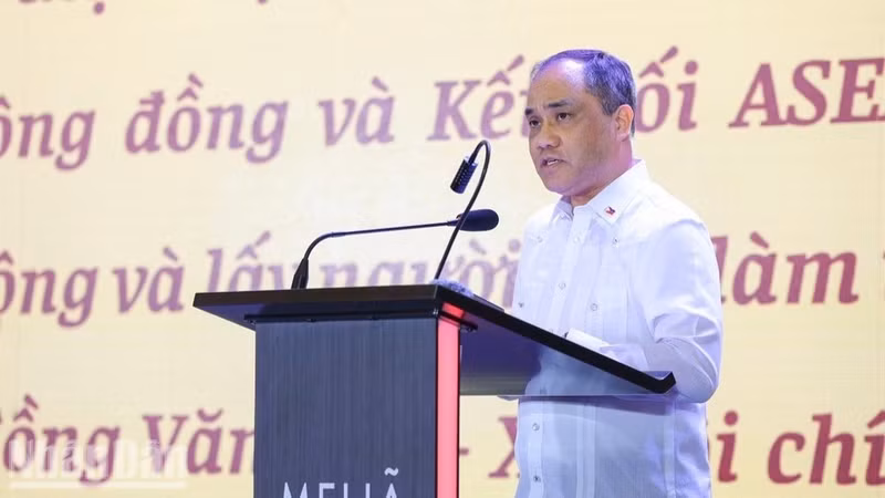 El embajador de Filipinas en Vietnam, Francisco Noel R. Fernandez III, interviene en el programa.