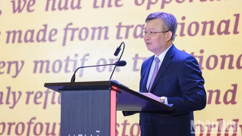 El presidente de la Unión de Organizaciones de Amistad de Hanoi, Nguyen Ngoc Ky, pronuncia el discurso inaugura.