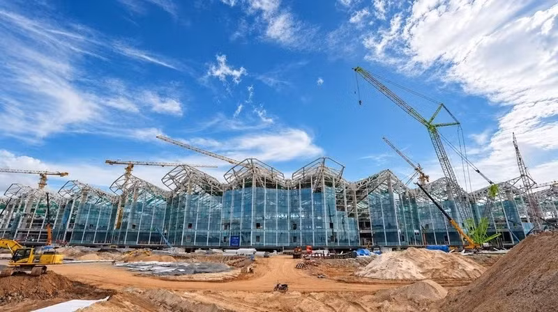 Los trabajadores están instalando la fachada de vidrio, creando una imagen moderna para la Terminal 2 del Aeropuerto de Phu Quoc. (Foto: Vietnam+)