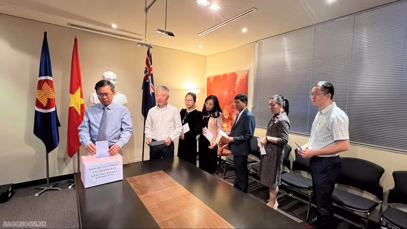 El embajador Pham Hung Tam, los cónsules generales Nguyen Thanh Tung y Nguyen Thanh Ha, junto con trabajadores de las misiones diplomáticas vietnamitas en Australia, recaudan fondos para los compatriotas afectados por el tifón y las inundaciones. 