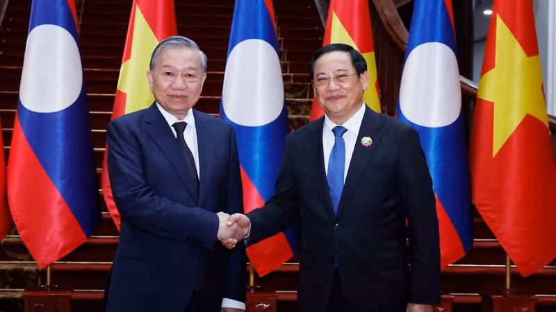 El secretario general del Partido Comunista de Vietnam, To Lam, (izquierda) y el primer ministro de Laos, Sonexay Siphandone (Fuente: VNA)
