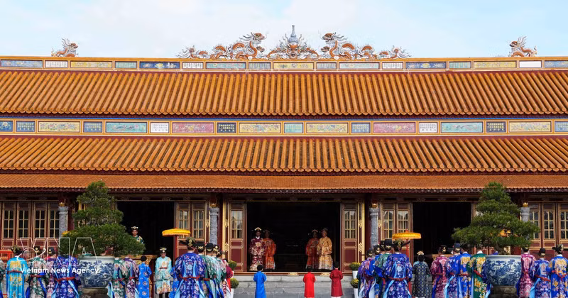 La ceremonia de Año Nuevo de la dinastía Nguyen se recrea en el Palacio Thai Hoa, en la Ciudadela Imperial de Hue. (Foto: VNA)