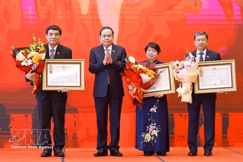 El presidente de la Asamblea Nacional, Tran Thanh Man, entrega la Orden de la Independencia de Tercera Clase a las Comisiones de Asuntos Sociales, de Relaciones Exteriores, y de Cultura y Educación del órgano legislativo. (Foto: VNA)