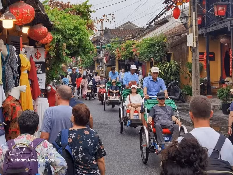 Turistas en la ciudad de Hoi An. (Fuente: VNA)