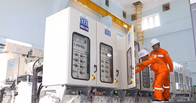 Trabajadores de la compañía eléctrica en Ciudad Ho Chi Minh inspeccionan el funcionamiento de la nueva y moderna subestación Cho Lon de 110 kV, cuya finalización está prevista entre 2020 y 2025. (Foto: VNA)