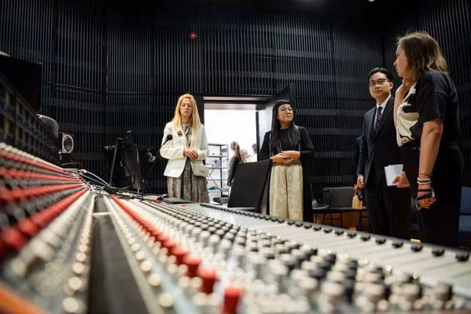 Le Thi Bich Tran, esposa del primer ministro vietnamita, visita la Universidad de Música y Ballet de Tallin. (Fuente: VNA)