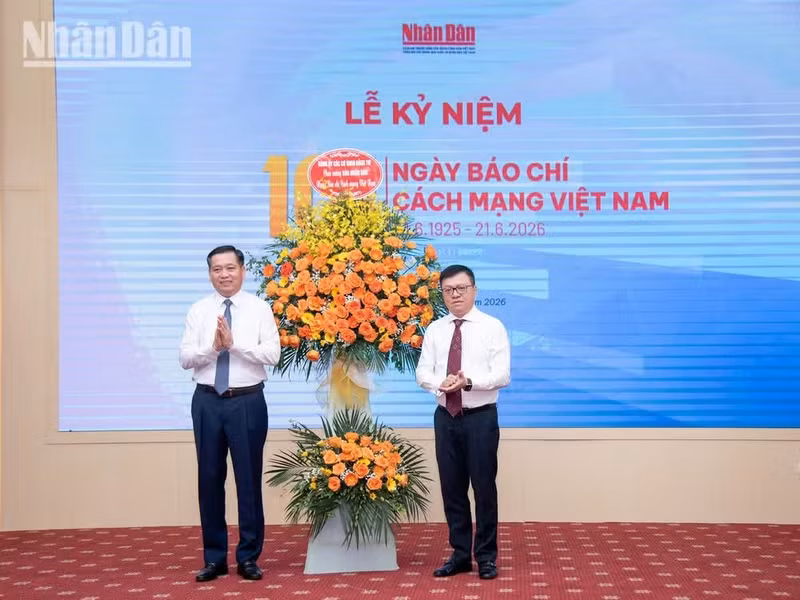 El miembro del Comité Central del Partido Comunista de Vietnam y subsecretario permanente del Comité del Partido de los organismos centrales del Partido, Nguyen Long Hai entrega flores al periódico Nhan Dan. (Foto: MINH DUY)