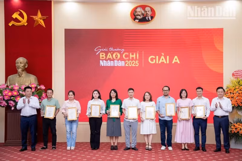 Ganadores del Premio A del V Concurso de Periodismo de Nhan Dan. (Foto: MINH DUY)