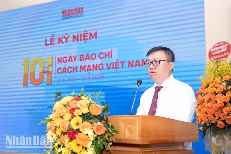 El presidente-editor de Nhan Dan, Le Quoc Minh, habla en la ceremonia. (Foto: MINH DUY)