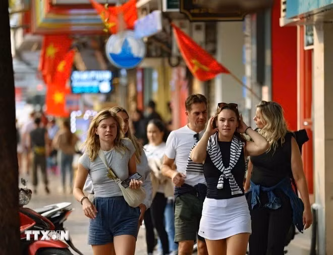 Turistas extranjeros pasean por el casgo antiguo de Hanói (Foto: VNA)