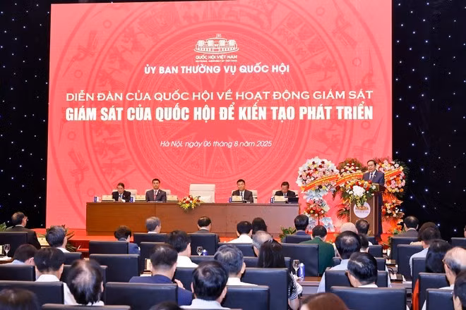 El presidente del Parlamento vietnamita, Tran Thanh Man, interviene en el Foro de Supervisión de la Asamblea Nacional (Foto: VNA)