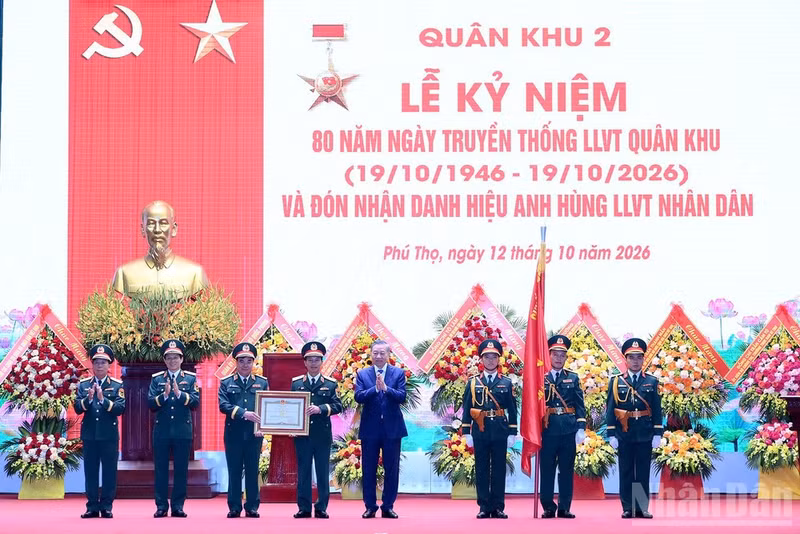 El secretario general del Partido Comunista de Vietnam y presidente de la nación, To Lam, entrega el título de "Héroe de las Fuerzas Armadas Populares" a la Región Militar 2. (Foto: nhandan.vn)