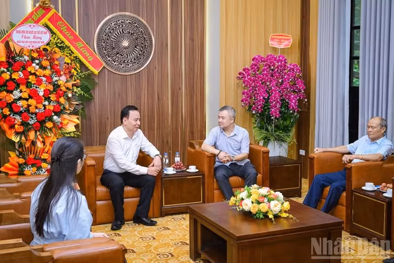 Dinh Song Linh recibe a Nguyen Lam, vicepresidente de la Asociación de Personas Mayores de Vietnam.
